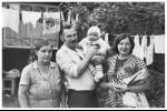 Фомичева Анна Дмитриевна летом на даче с дочерью Галиной ,зятем Александром и внучкой Леной. 1972 г.